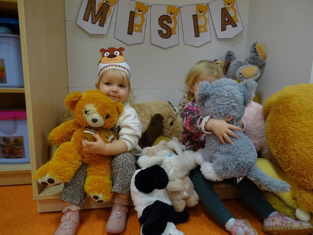 Dziewczynki przytulają misie