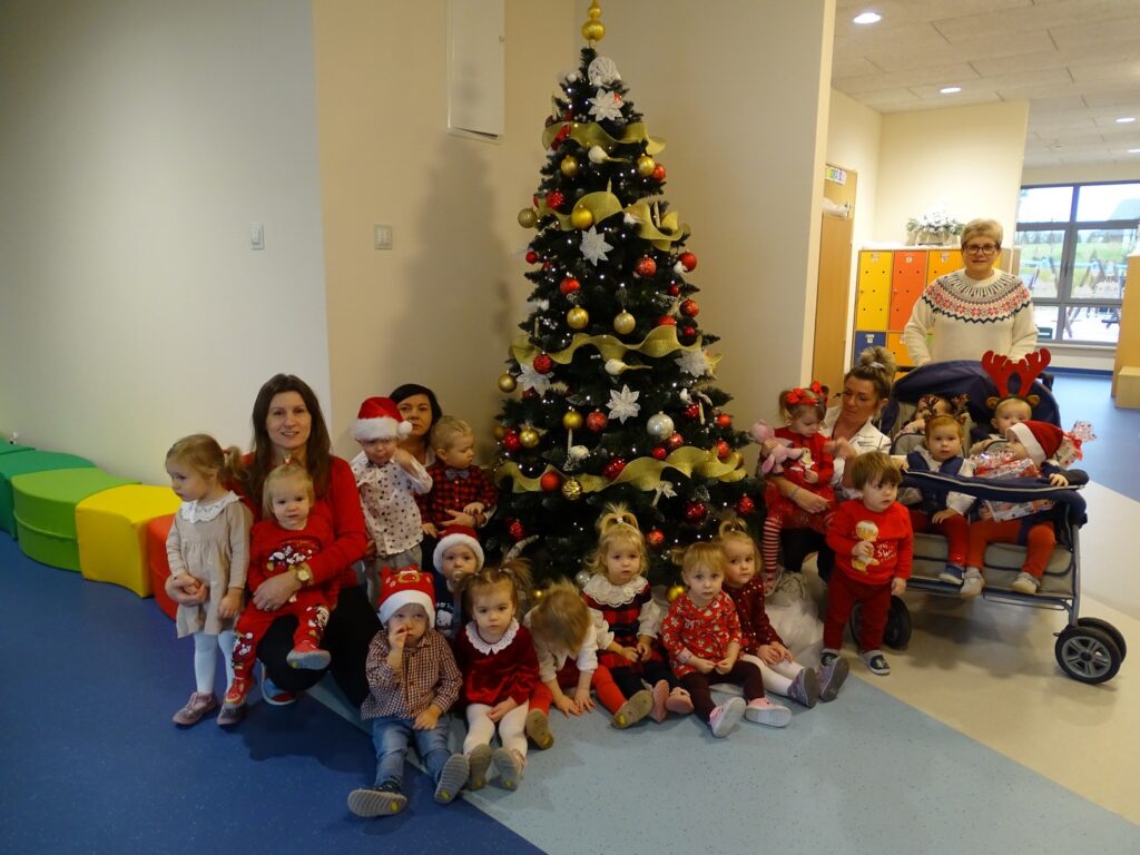 Wspólne zdjęcie przy choince