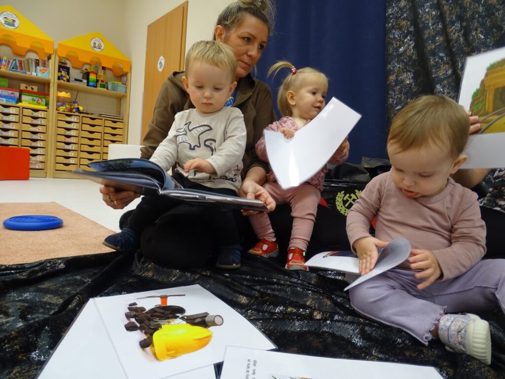 Dzieci oglądają karty pracy