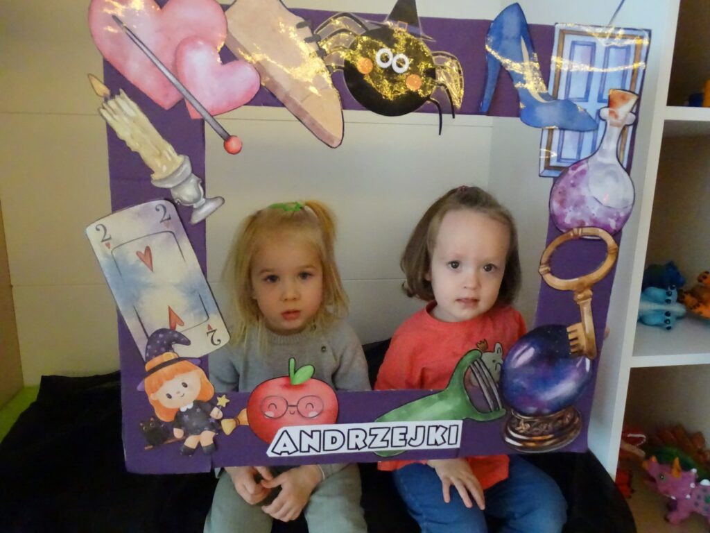 Dziewczynki uśmiechają się do zdjęcia