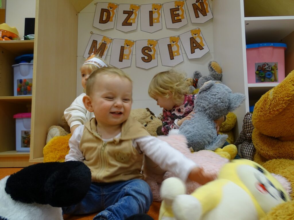 Chłopiec bawi się misiem