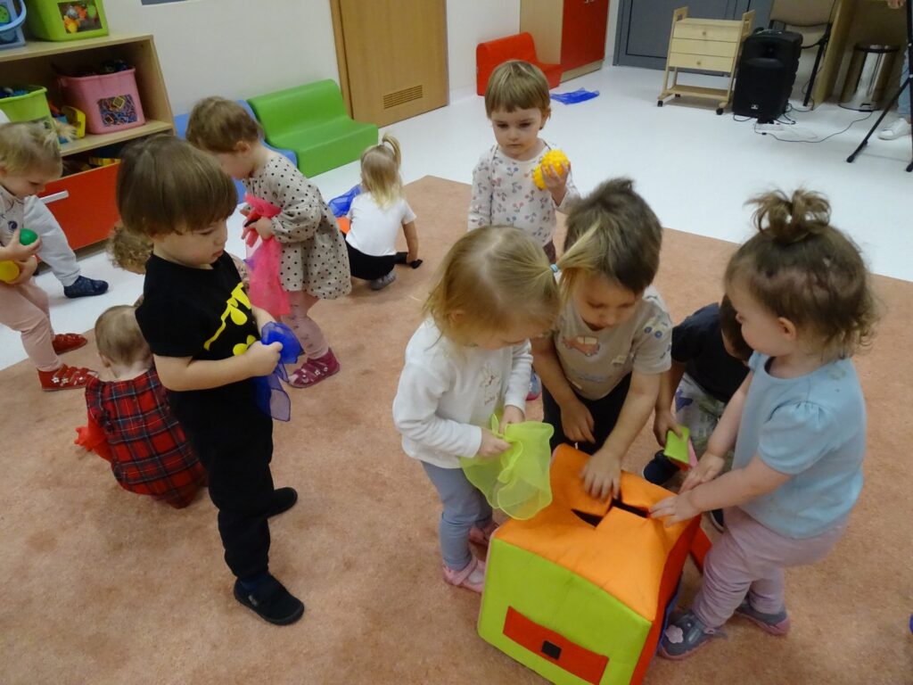 Dziewczynki wrzucają piłeczki do pudełka