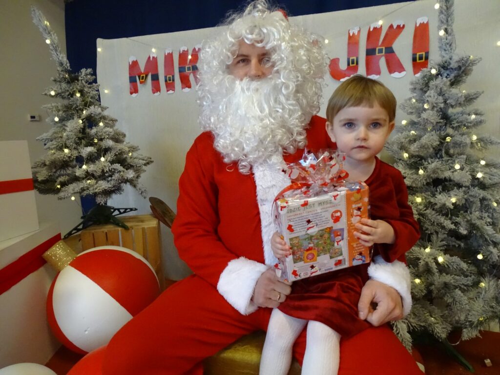 dziewczynka pozuje do zdjęcia