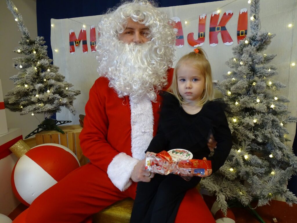 Dziewczynka pozuje do zdjęcia