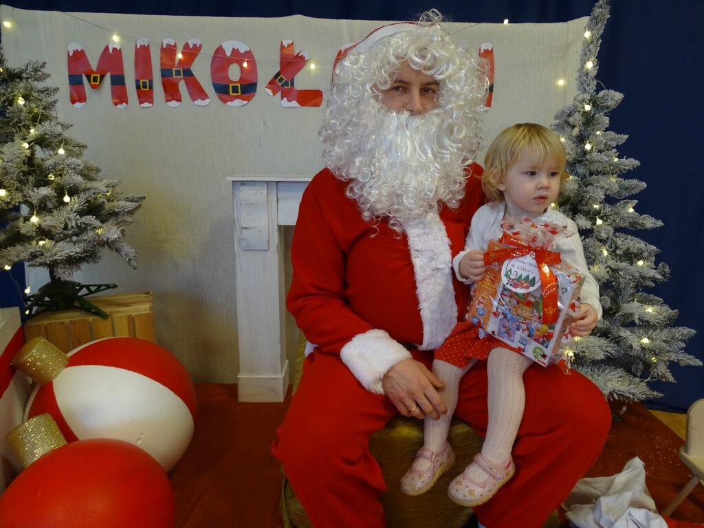 Dziewczynka z prezentem u Mikołaja