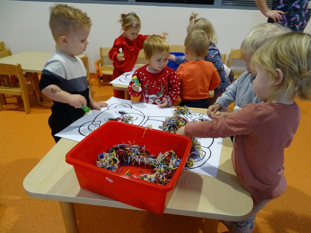 Dzieci pracują z klejem