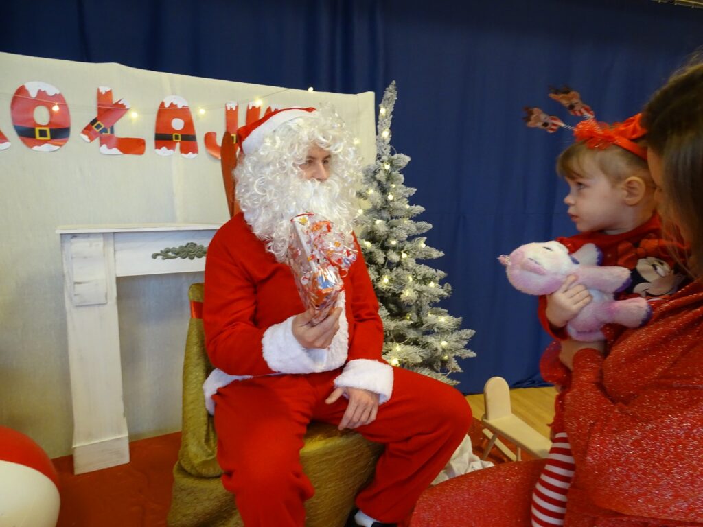 Dziewczynka patrzy na Mikołaja