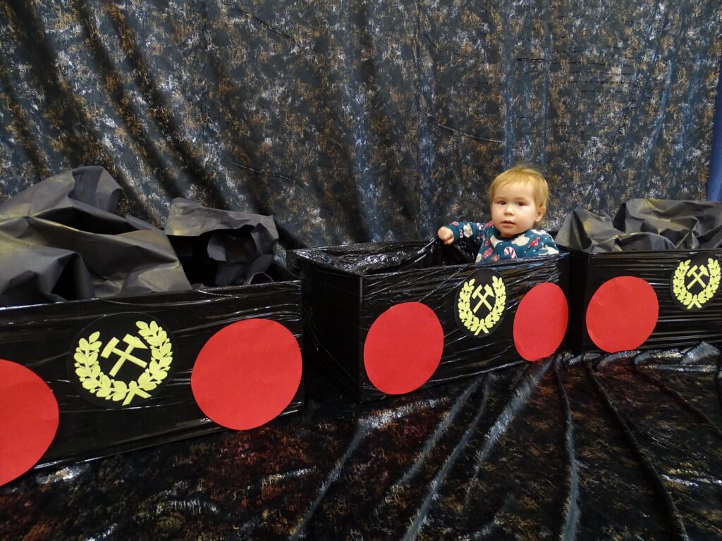 Dziewczynka siedzi w wagoniku