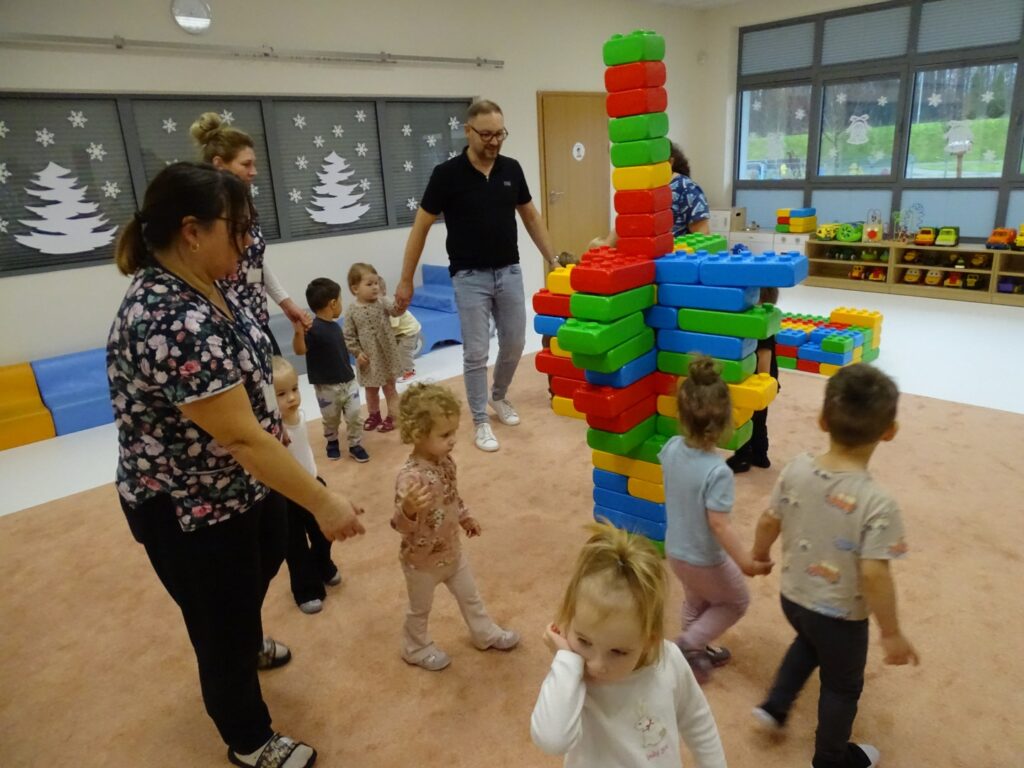 Dzieci tańczą wokół choinki