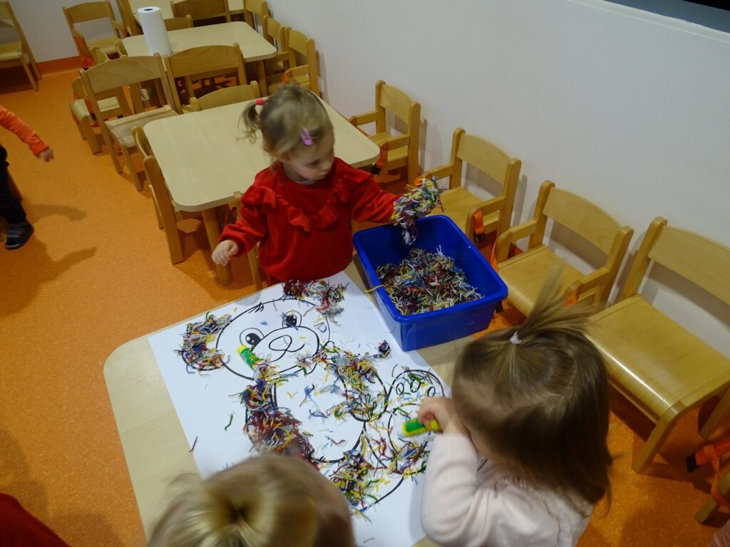 Dziewczynka wykleja misia