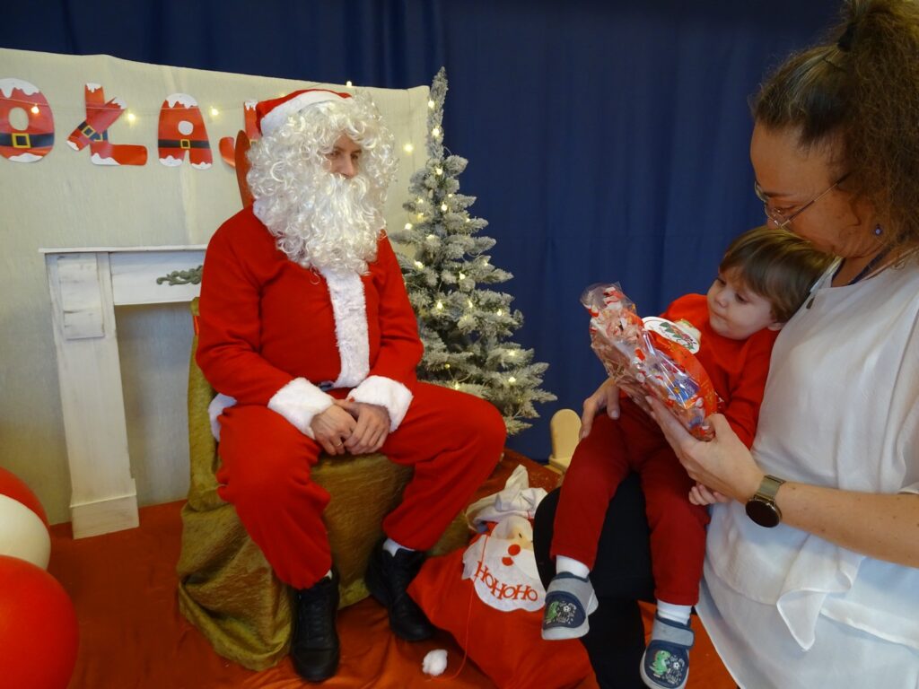 Chłopiec odebrał prezent od Mikołaja