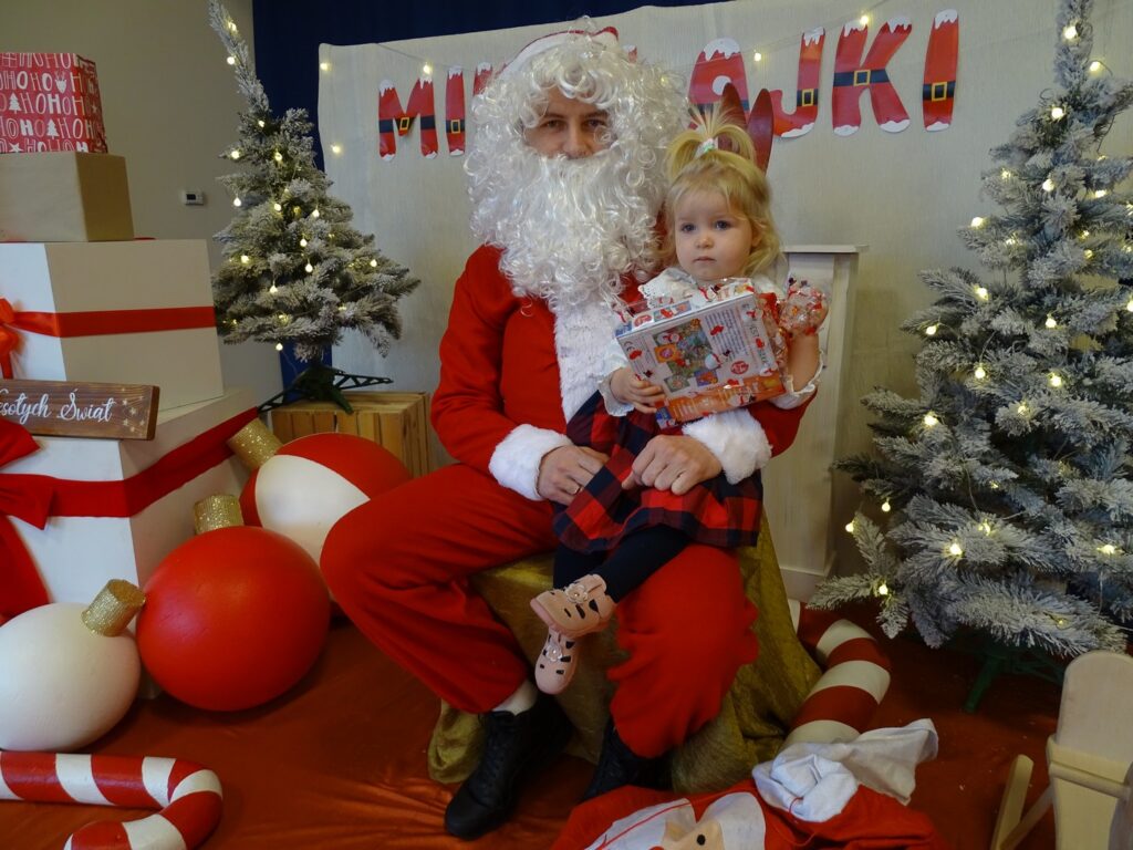 Dziewczynka trzyma prezent