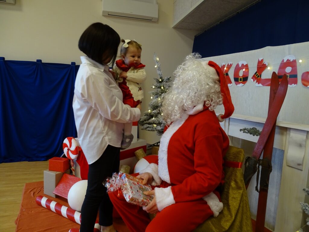 Dziewczynka przed Mikołajem