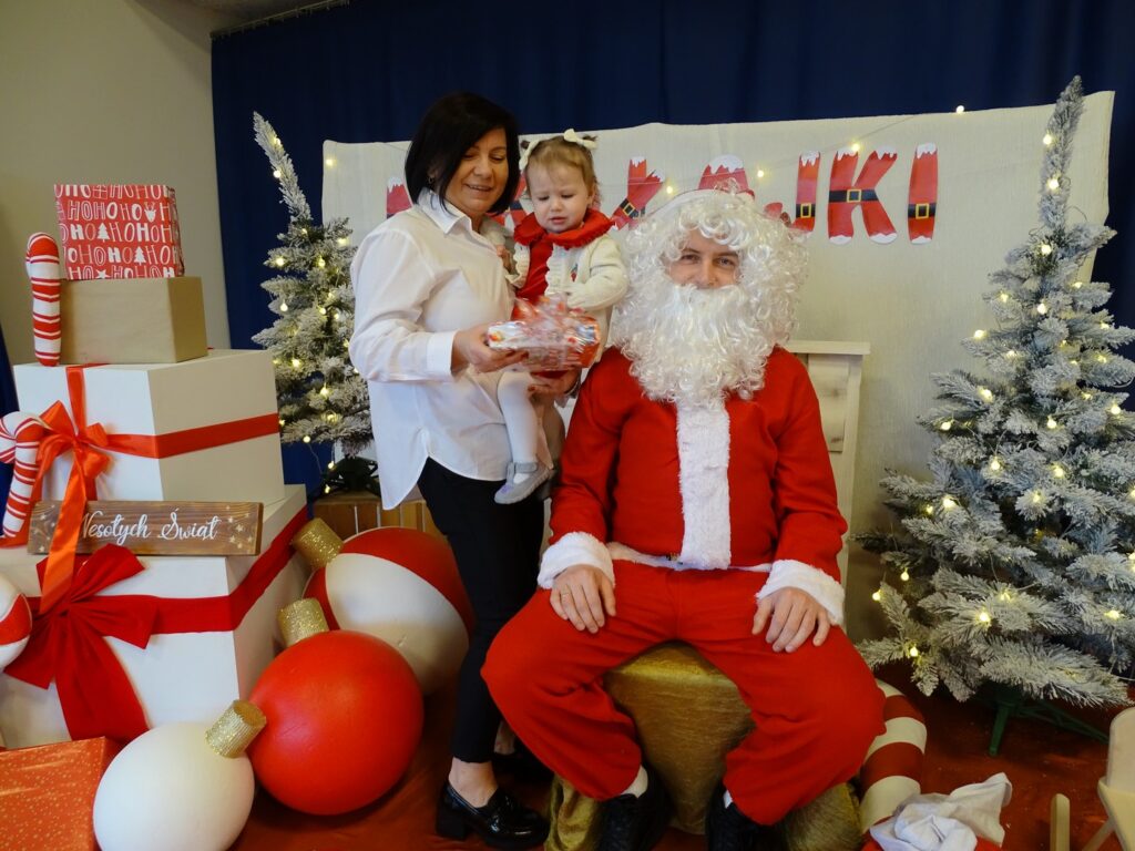Dziewczynka z opiekunem i Mikołajem