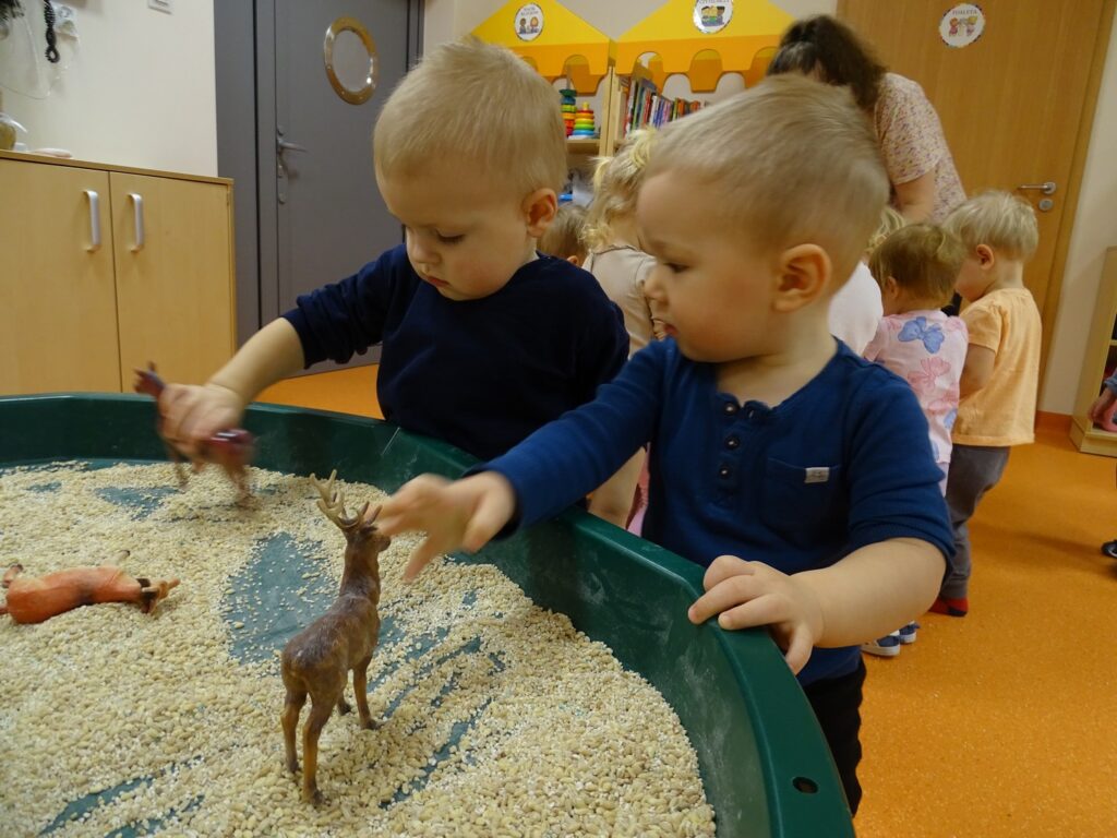 Chłopcy przy stoliku