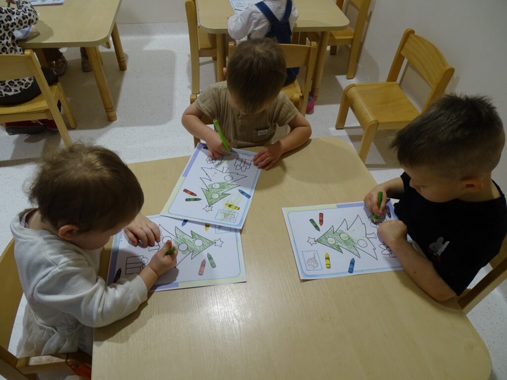 Dzieci malują kredkami