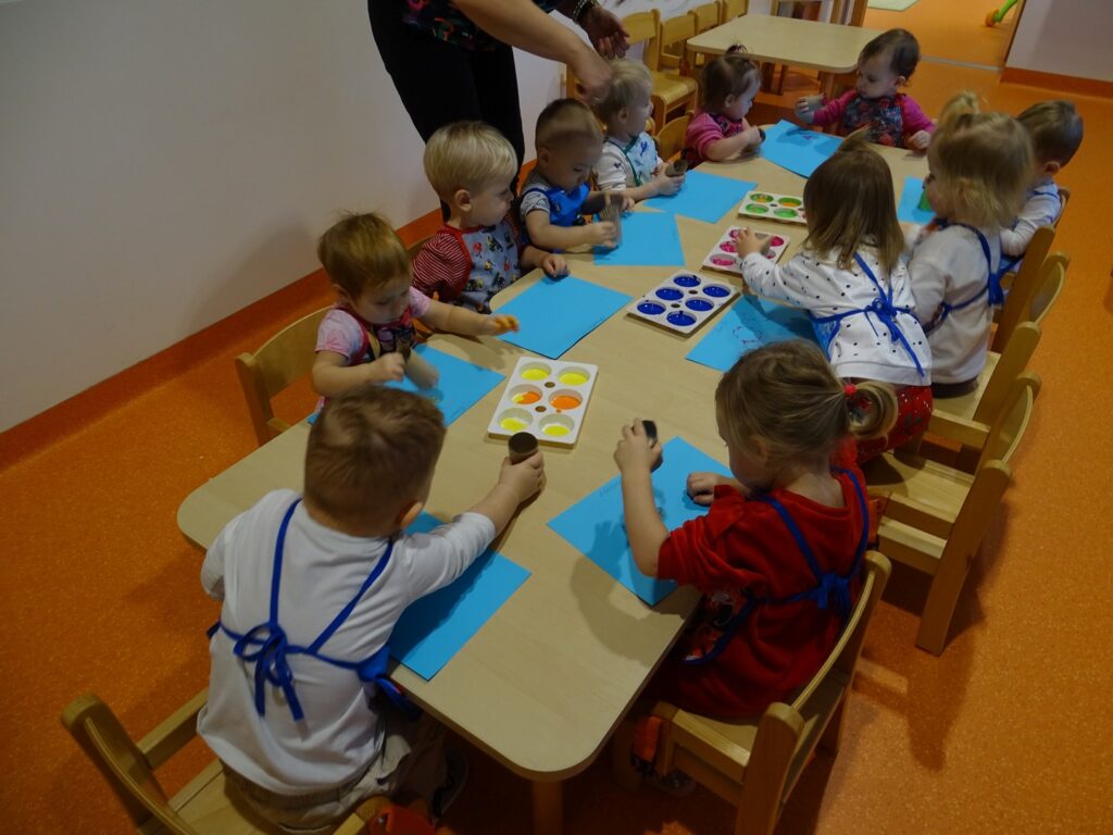 Dzieci pracują przy stolikach