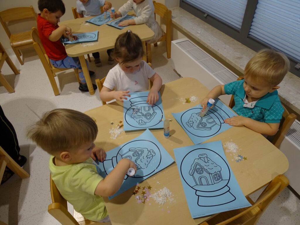 Dzieci smarują obrazki klejem