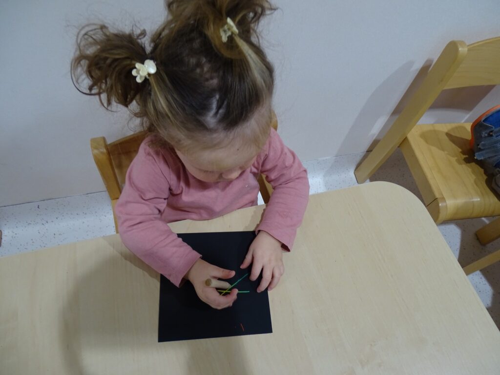 Dziewczynka wydrapuje obrazek