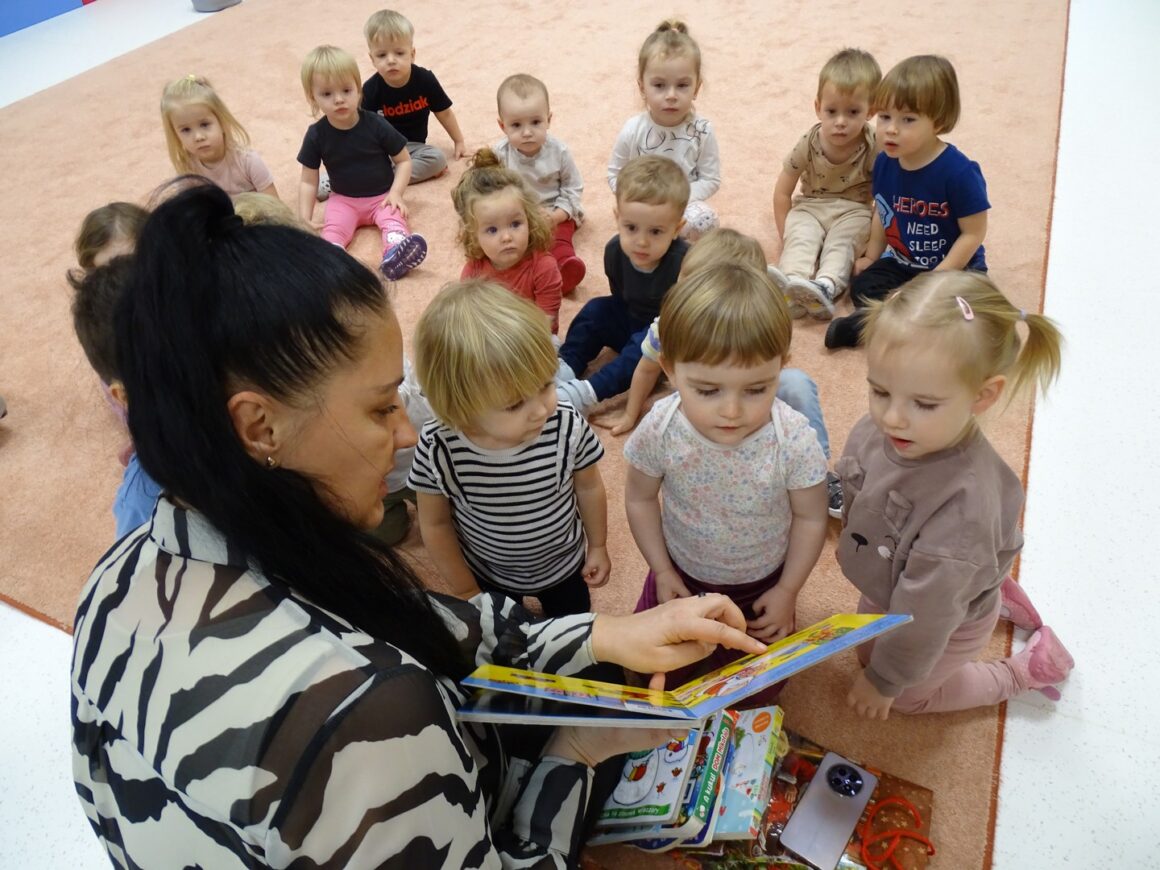 Pani czyta dzieciom bajkę o bałwanku