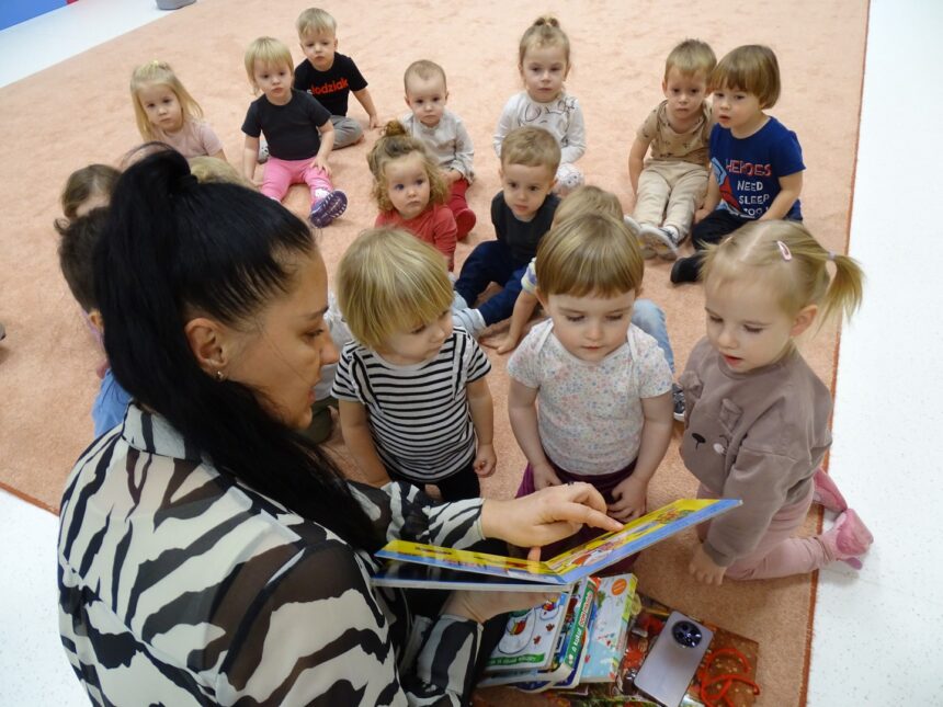 Pani czyta dzieciom bajkę o bałwanku