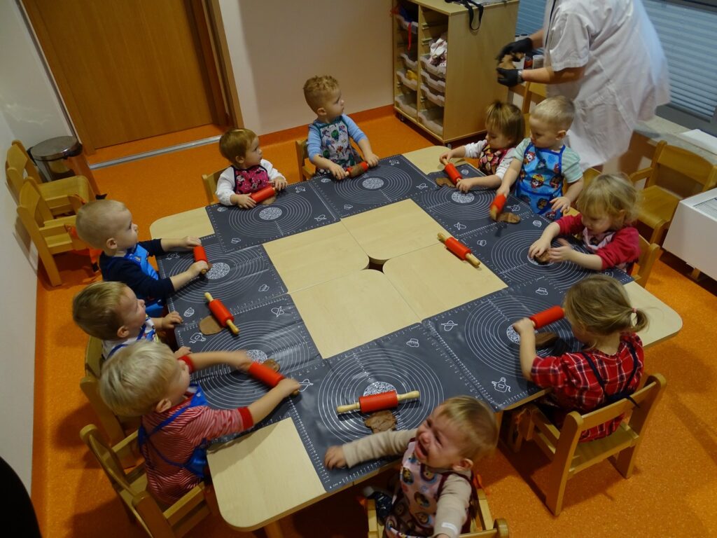 Wspólne praca przy stolikach