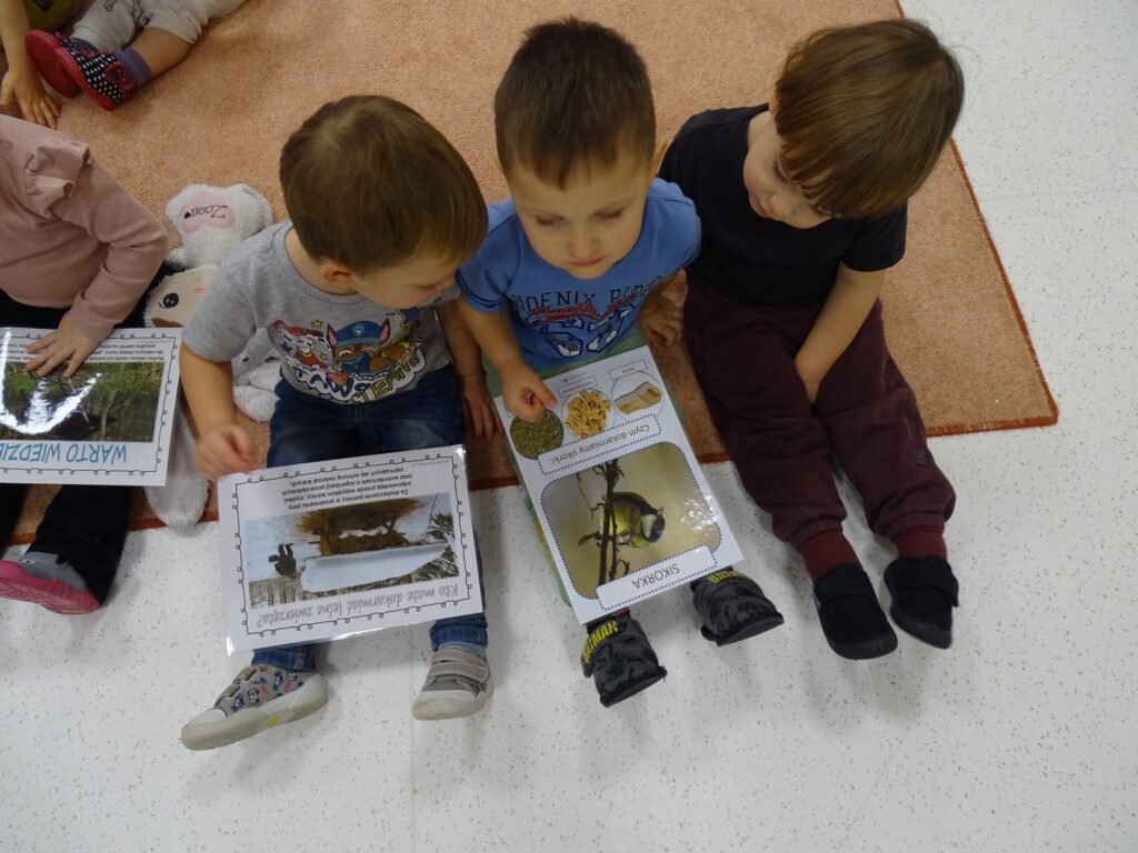 Chłopcy oglądają karty pracy