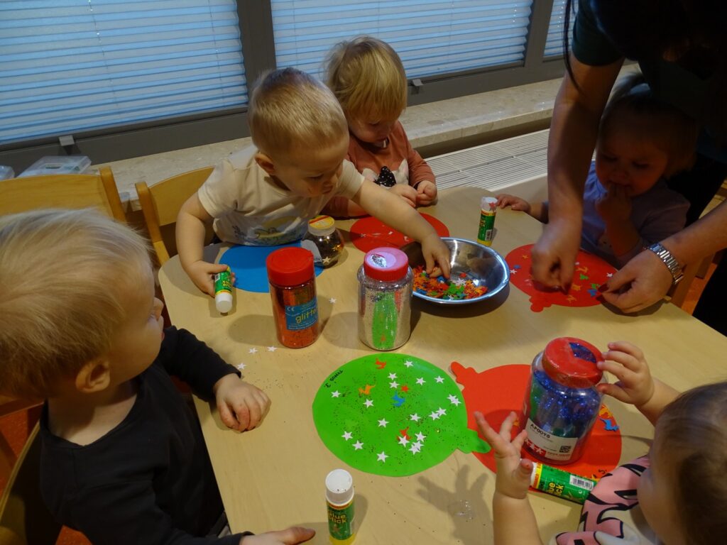 Dzieci dekorują swoje prace