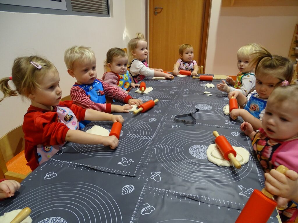 Dzieci pracują z wałkami