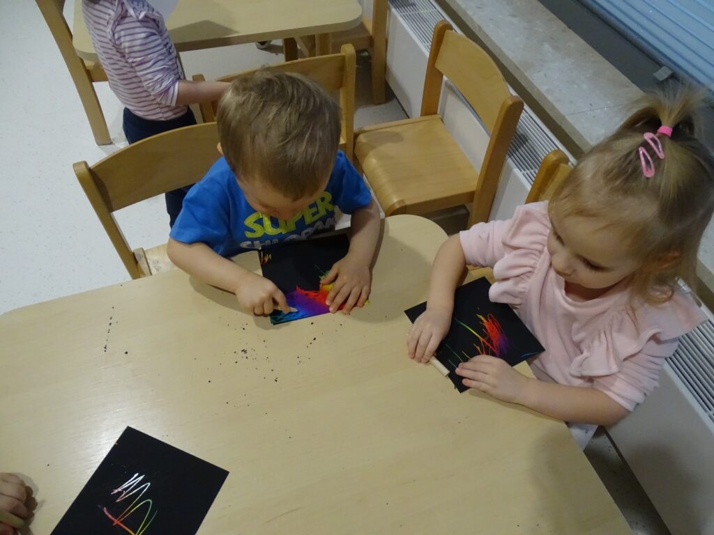 Dzieci tworzą piękne wydrapywanki