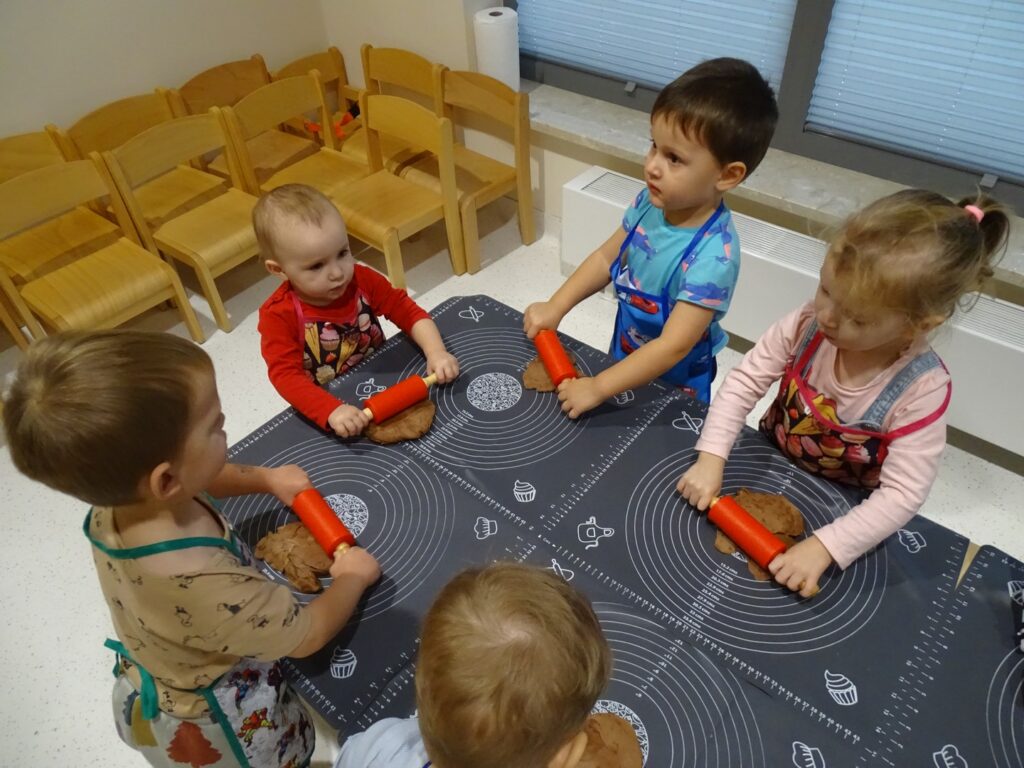 Dzieci wałkują ciasto