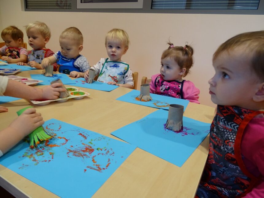 Dzieci wykonują pracę plastyczną