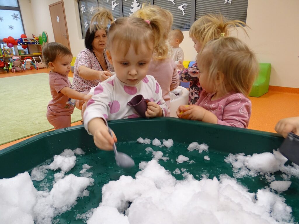 Dziewczynki bawią się śniegiem