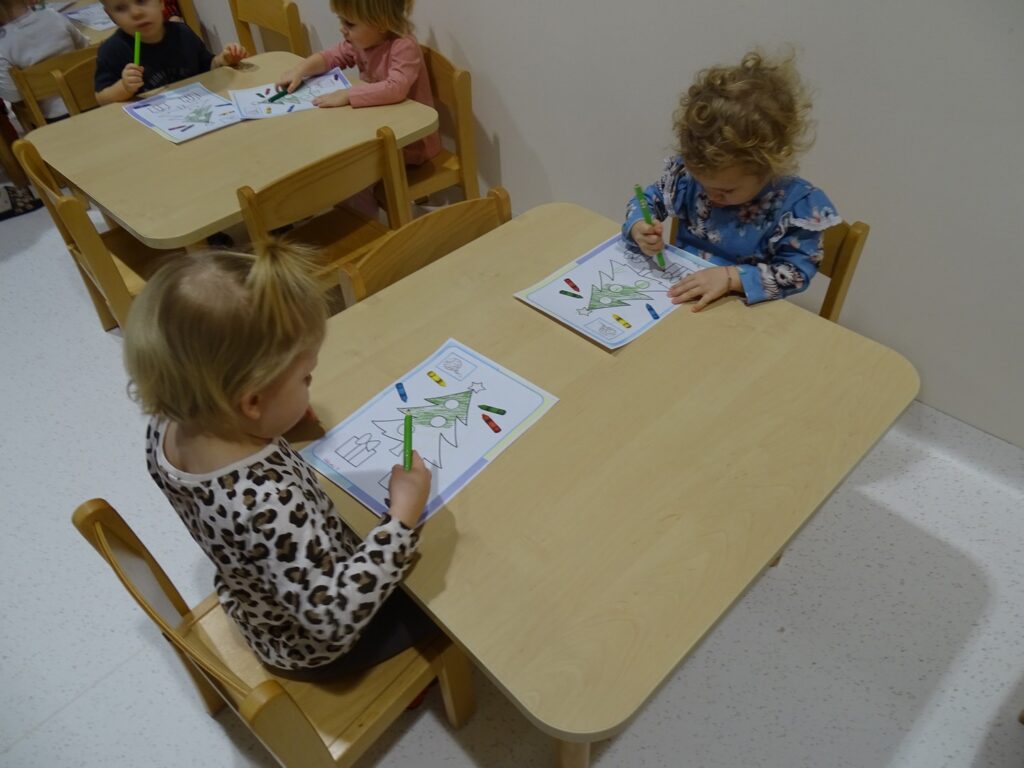 Dziewczynki malują choinki