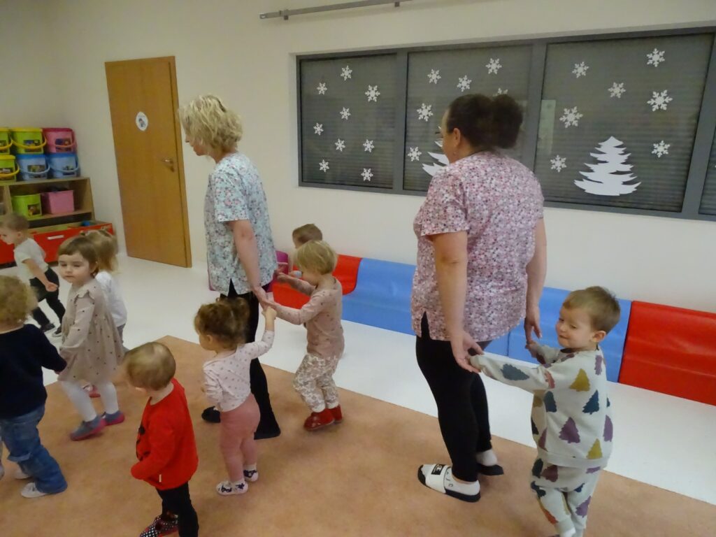 Opiekunki pomagają dzieciom tworzyć pociąg