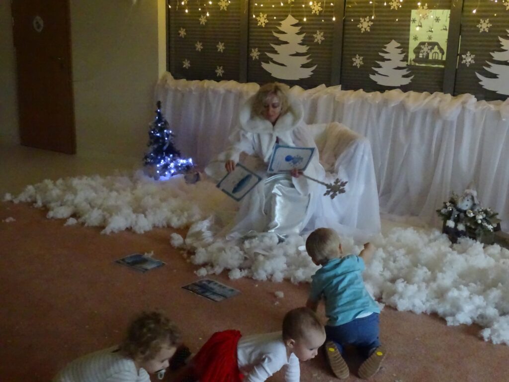 Pani Zima opowiada dzieciom o nowej porze roku