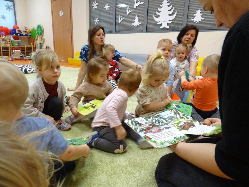 Wszyscy siedzą na dywanie