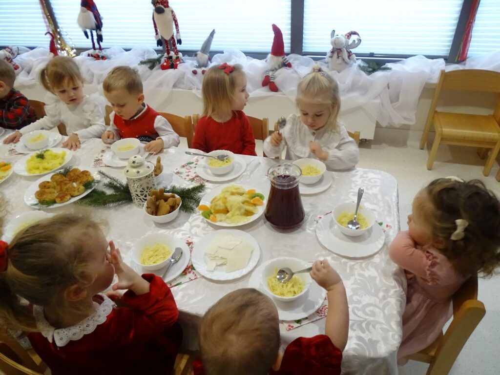 Dzieci czekają na rozpoczęcie się wigilii