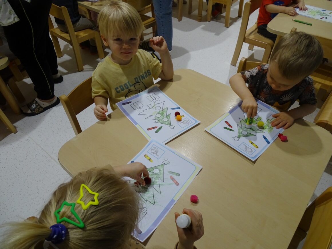 Dzieci naklejają pomponiki