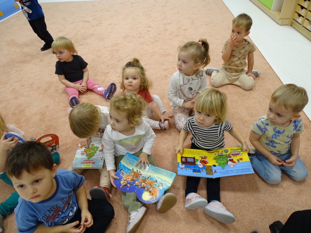 Dzieci oglądają świąteczne książeczki