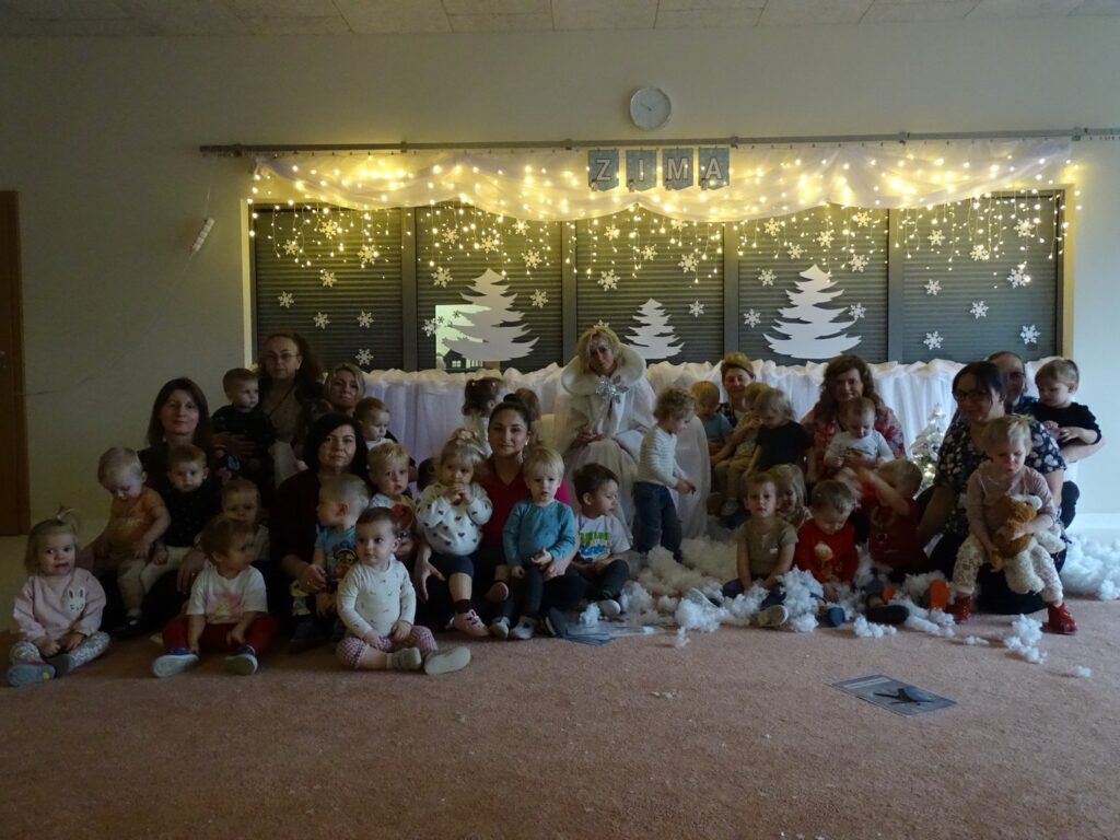 Dzieci pozują do wspólnego zdjęcia