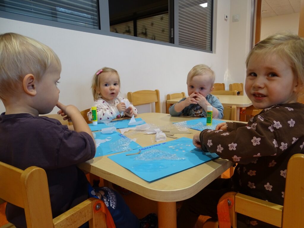 Dzieci pracują z klejem