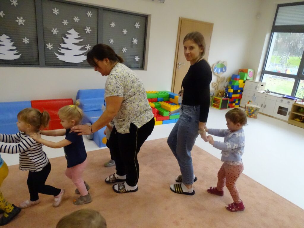 Dzieci trzymają się za rączki