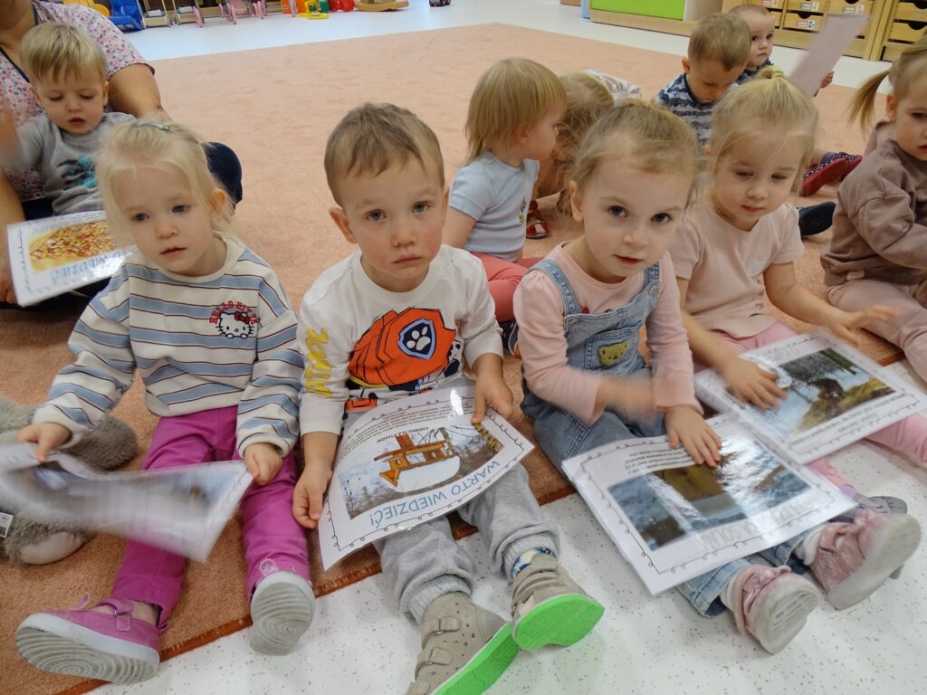 Dzieci uczą się o dokarmianiu zwierząt