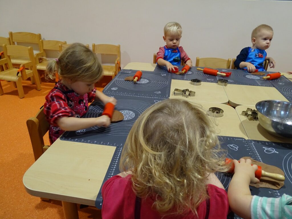 Dzieci wałkują ciasto