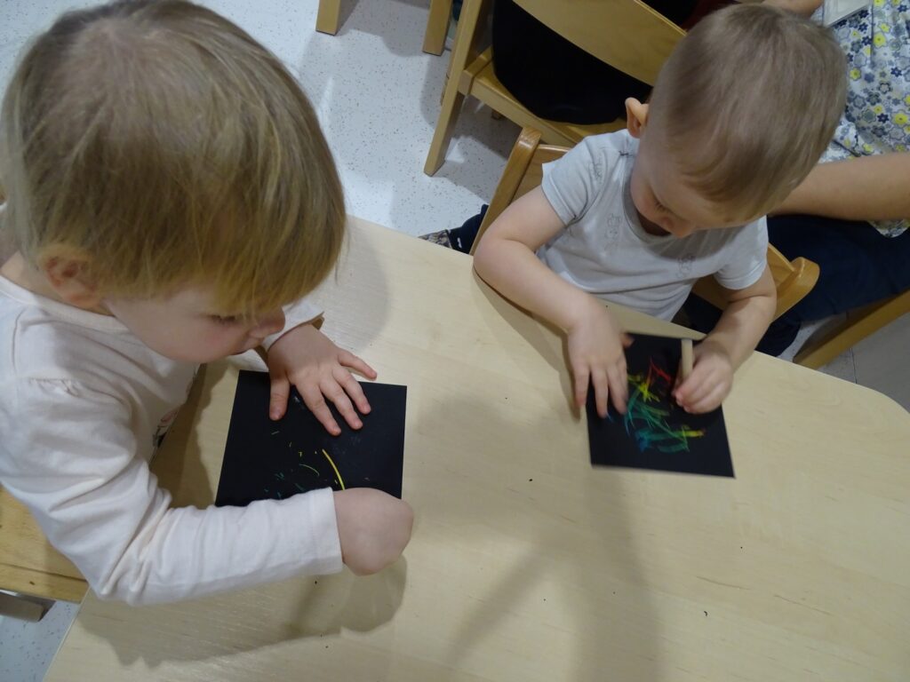 Dzieci wydrapują fajerwerki