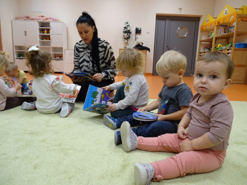 Dzieci z książkami na dywanie