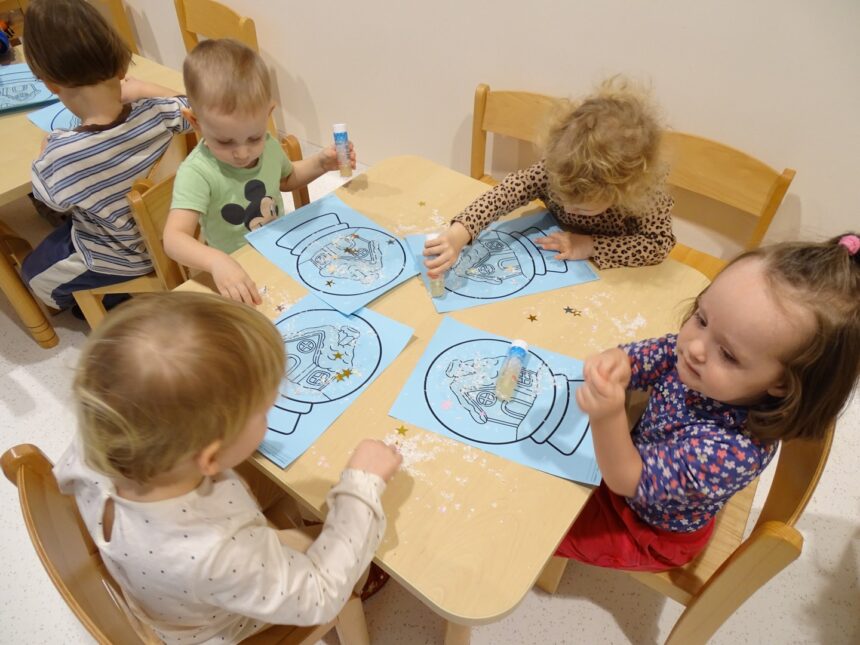 Dziewczynka nakleja gwiazdki