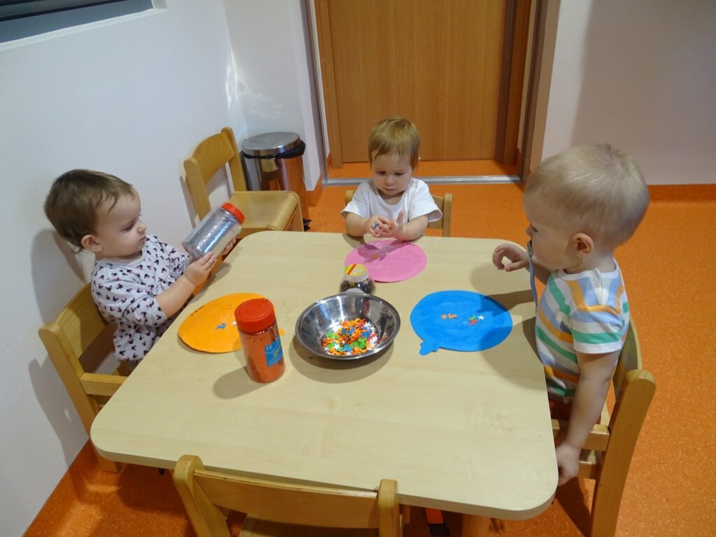 Dziewczynka trzyma brokat