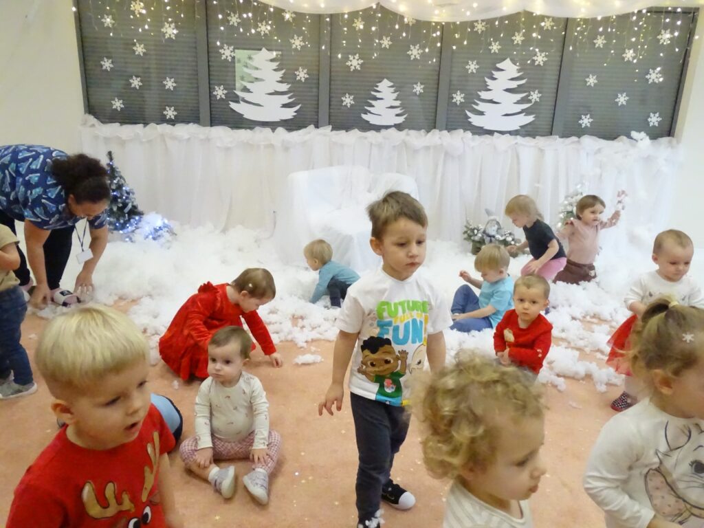 Dzieci bawią się sztucznym śniegiem